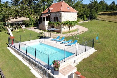 Bella casa vacanze a Rueyres con piscina