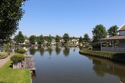 Gemütliches Ferienhaus am Wasser mit Garten