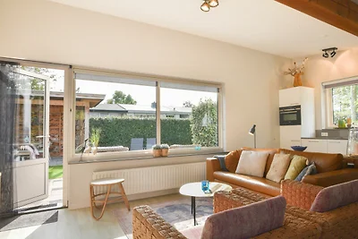 Ferienhaus am Strand mit Garten