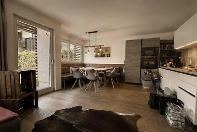 Moderne Wohnung mit Garten und Bergblick