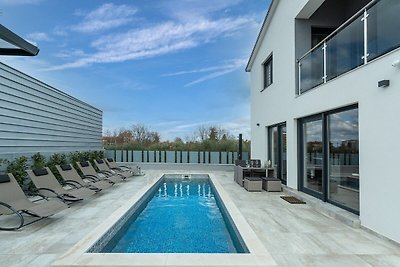Neue und moderne Villa mit privatem Pool für ...