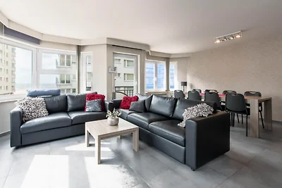 Schöne Wohnung mit seitlichem Meerblick