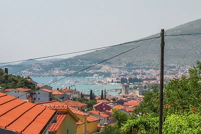 Wohnung mit Garten in Trogir