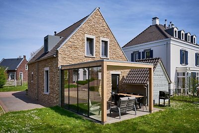 Mooie villa met veranda bij vakantiepark