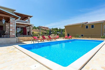 Villa in Montižana mit Schwimmbecken