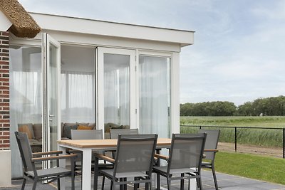 Reetgedeckte Villa mit Sauna im Ferienpark