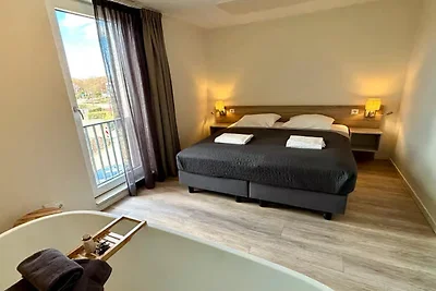 Schöne Lodge am Kirchplatz gelegen.