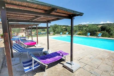 Traditioneller Bauernhof in Asciano mit Pool