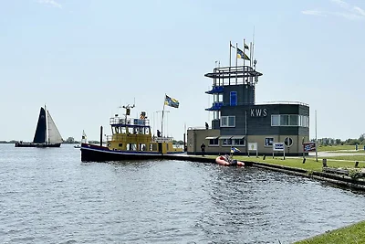 Modernes Hausboot mit Blick auf den See