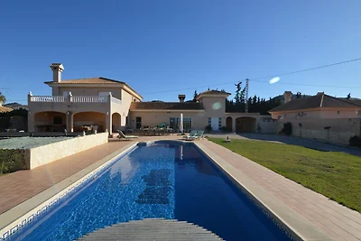 Villa in El Agar mit Pool und Strandnähe