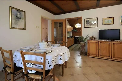 Invitante appartamento a Tribalj con giardino