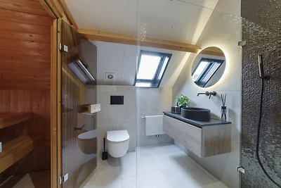 Geräumiges Ferienhaus mit Sauna in Strandnähe