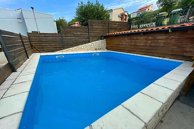 Apartment with swimming pool and sea view