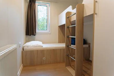 Modernes Ferienhaus mit hölzernem Whirlpool