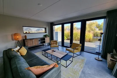 Watervilla in Balk bij Friese Meren