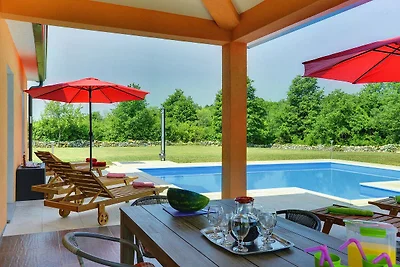 Villa con piscina a Pisino