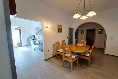 Spacious Urban Retreat Apartment with Terrace...