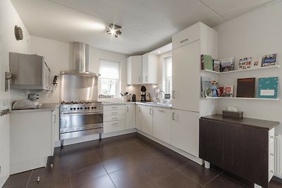 Geräumiges Ferienhaus mit Sauna in Strandnähe