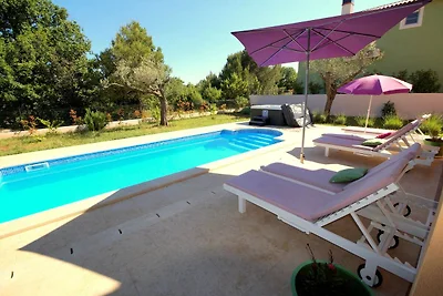 Villa con piscina e giardino recintato