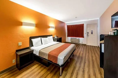 1 King Bed | Non-Smoking