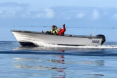 Rückzugsort am Meer mit Booten und Angeln