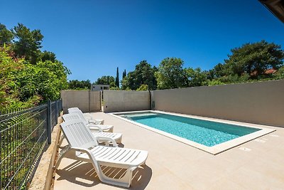 Casa moderna con piscina vicino alla spiaggia