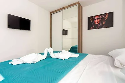 Modern Apartments with Private Balcony - Prem...