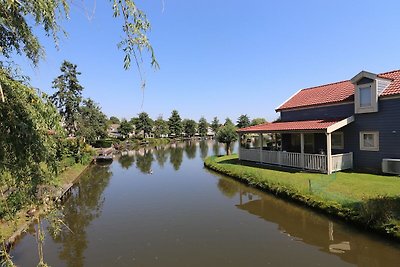 Casa sull'acqua con piattaforma da pesca