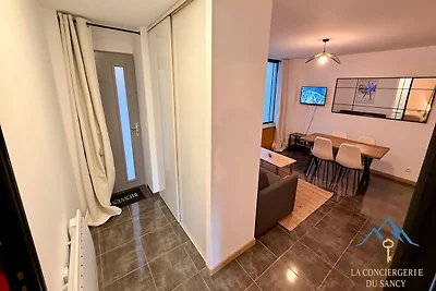 Coin moderne près de l'artère principale