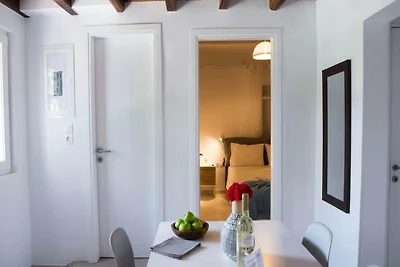 Soggiorno a bordo piscina con vista sulla...