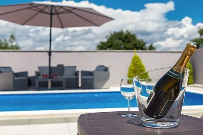 Villa in Kužinići mit Schwimmbecken