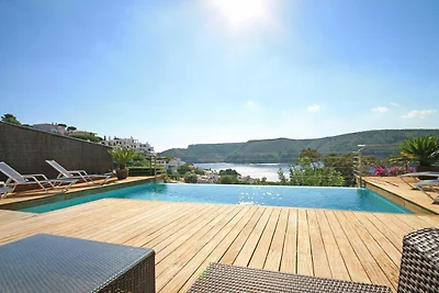 Haus mit großem Garten und privatem Pool