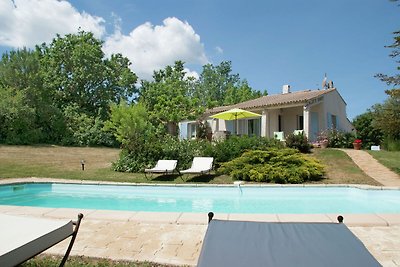 Rustikale Villa mit Swimmingpool in Cereste,...