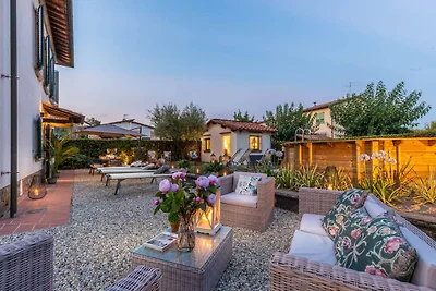 Villa a Lucca con Piscina e Vista Campagna