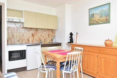 Apartment in Grau du Roi mit Garten