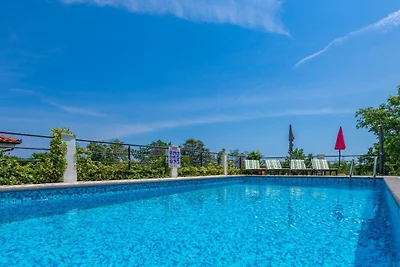Casa de vacaciones en Labin con piscina.