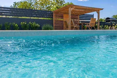 Villa en Nedešćina con piscina