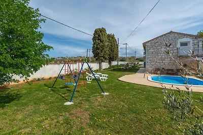 Casa de vacaciones en Kaštelir con piscina.
