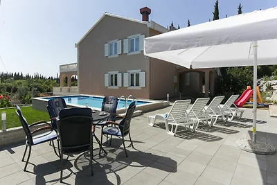 Villa Harmonia con patio e piscina in comune