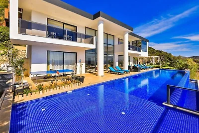 Villa in Kalkan mit Schwimmbecken