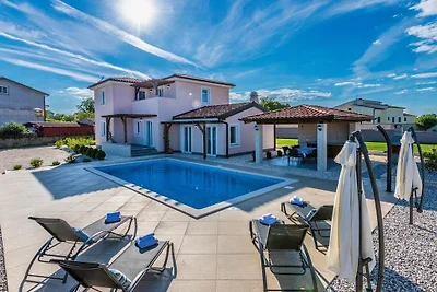 Villa in Sveti Lovreč mit Schwimmbecken