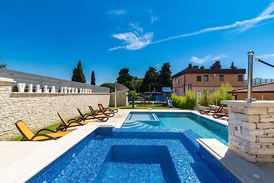 Luxuriöse Villa in Valtura mit privatem Pool
