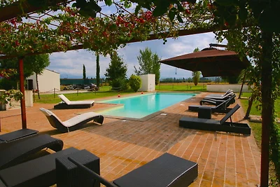 Moderna casa vacanze con piscina a Foligno