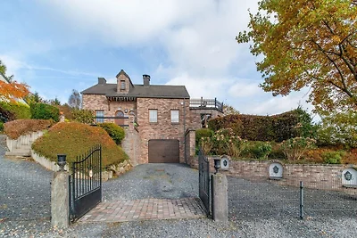 Ferienhaus mit Terrasse und Whirlpool in...