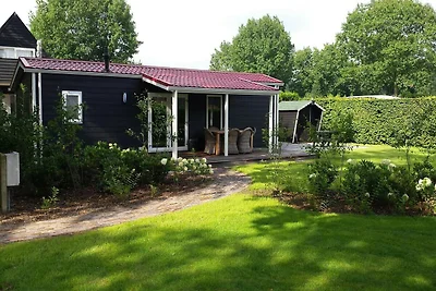 Chalet mit Gartenhaus in einem Ferienpark
