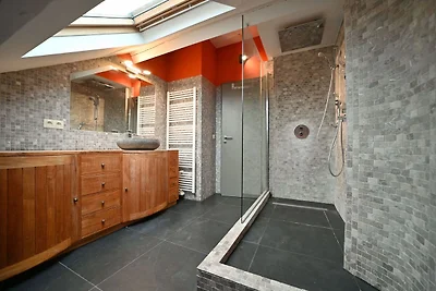 Weelderig vakantiehuis met buitenzwembad