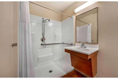 1 Queensize Bed | Ada/ri Douche/nsmk/keuken