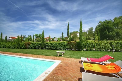 Üppige Wohnung in Lucignano mit Pool