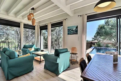 Villa bei Velaux mit Pool und Hügelblick