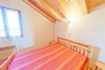 Chalet im Wald in der Nähe der Skipisten